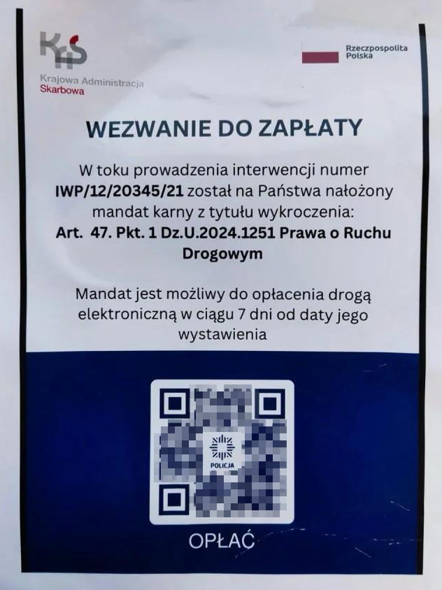 Ulotka wezwanie do zapłaty informująca o opłacie za mandat. Na górze po lewej stronie widnieje logo KAS, a po prawej flaga Polski z napisem Rzeczpospolita Polska. Na samym dole ulotki znajduje się kod QR.